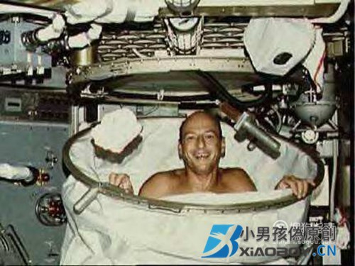 航天员在太空中如何洗澡刷牙？