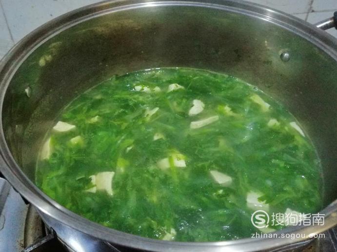 怎样做芹菜叶子萝卜豆腐汤？