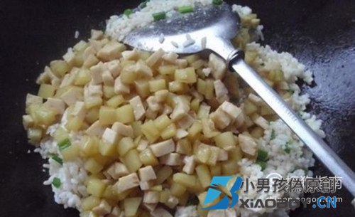 土豆鱼丸炒饭的制作方法