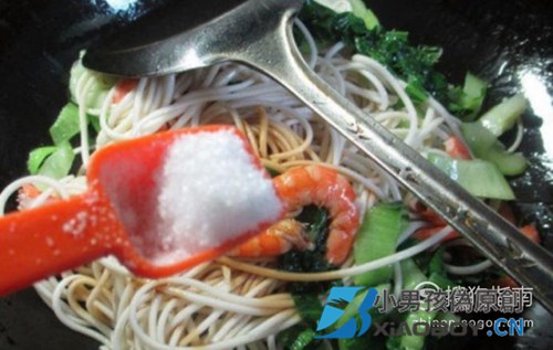 大虾青菜炒面的制作方法