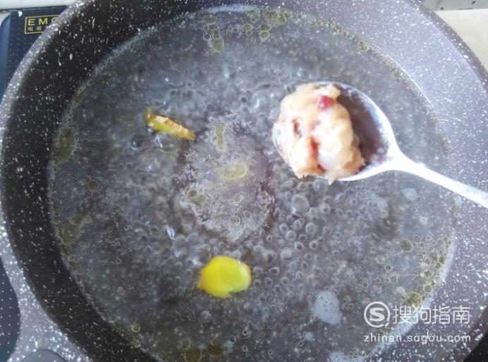 自做的鱼丸，鱼丸滚香菜汤的做法