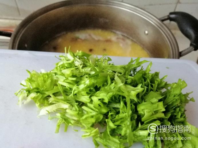 苦菊豆子玉米渣粥的做法
