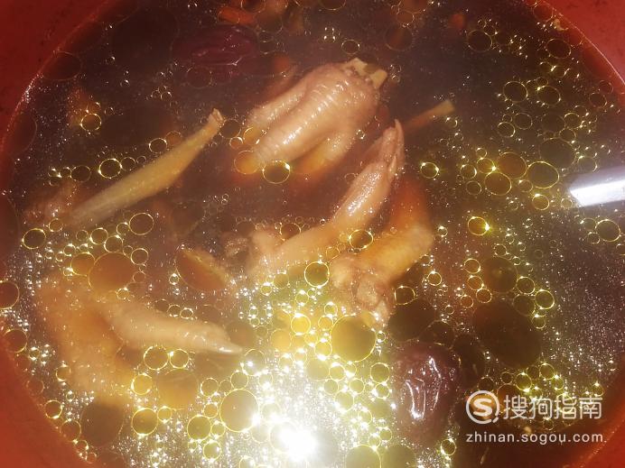 黑豆炖鸡脚汤的做法