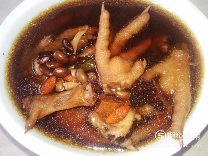 黑豆炖鸡脚汤的做法