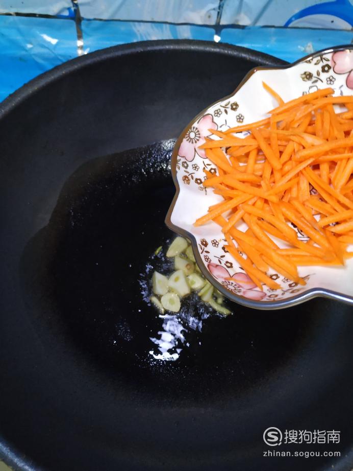 怎样做美味的双萝卜松花蛋汤面？