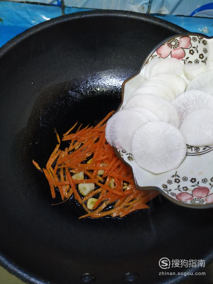 怎样做美味的双萝卜松花蛋汤面？
