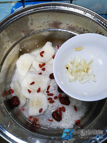 怎样做美味的百合雪梨红枣粥？