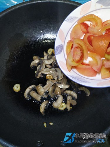 怎样做美味的西红柿口蘑塔菜汤？