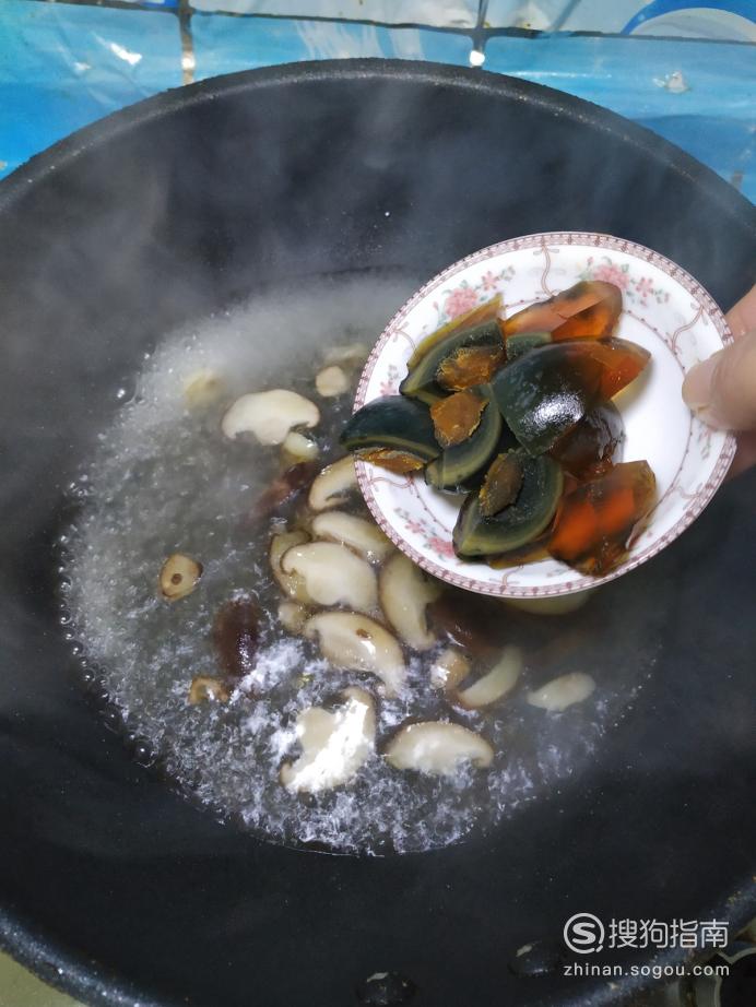 怎样做美味的香菇西红柿松花蛋汤？