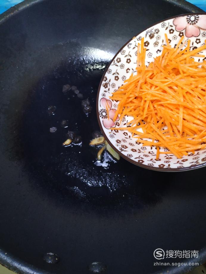 怎样做美味的胡萝卜鸡蛋青菜汤？