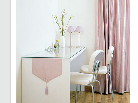 儿童房的书桌上摆放着风水