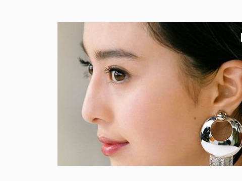 女人耳朵里有痣