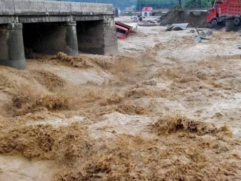 梦见被洪水追着跑