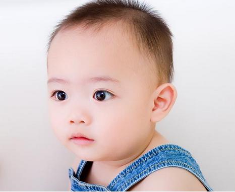 名叫男孩的婴儿