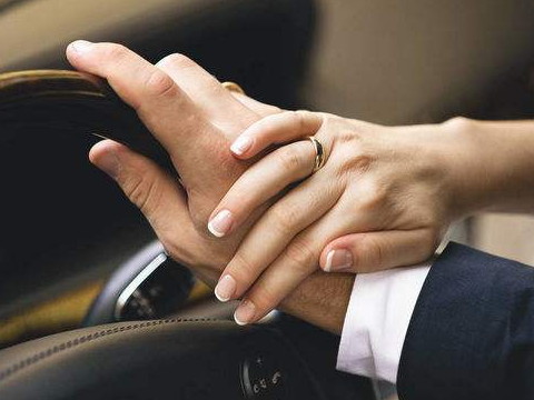 男人的命运掌握在什么手里？他的手掌有多有钱多贵