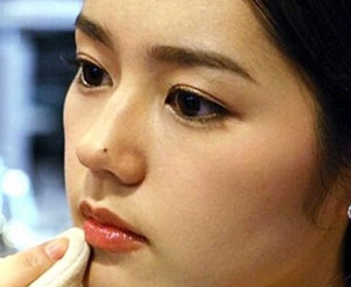 鼻子上有痣的女人的脸