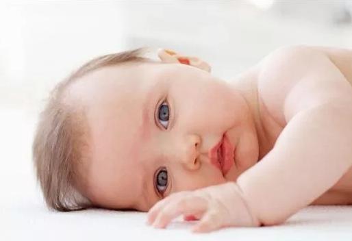 水这个词旁边的男孩叫什么名字