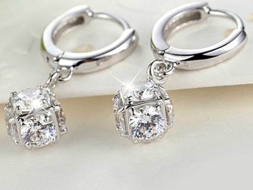 黑曜石是水晶吗