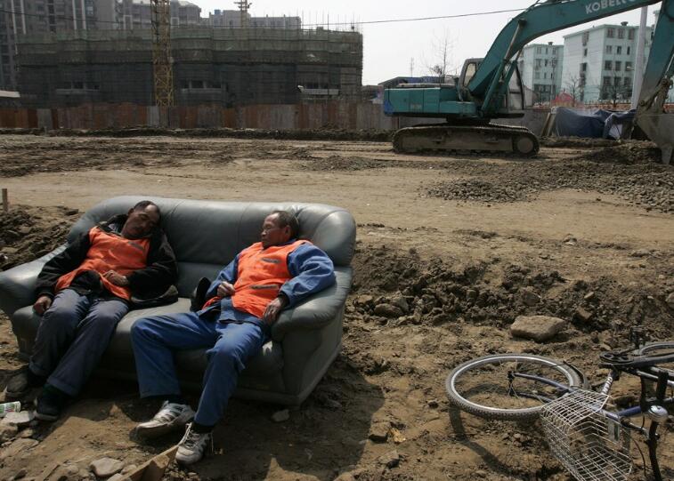 如何利用占卜了解适合去外地要钱的八字