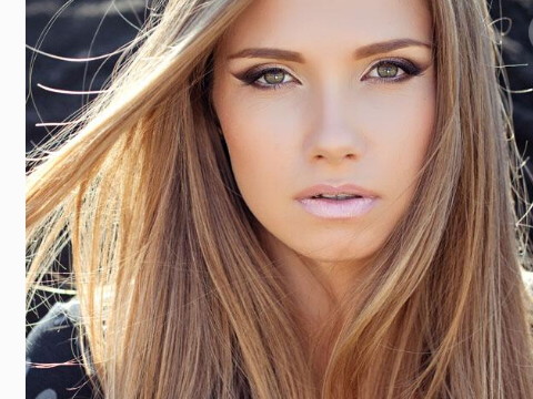 额头高的女孩的脸