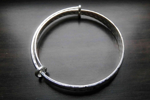 新生儿穿金色好还是银色好