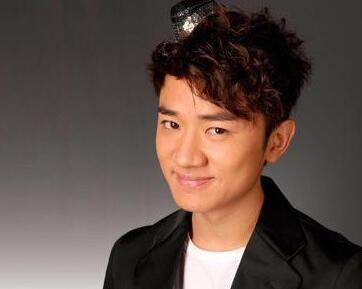 黄秋林面对面地看着黄秋林的婚姻