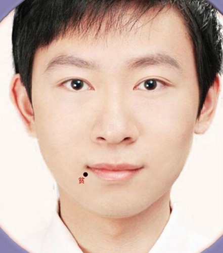 长有痣的男人的嘴